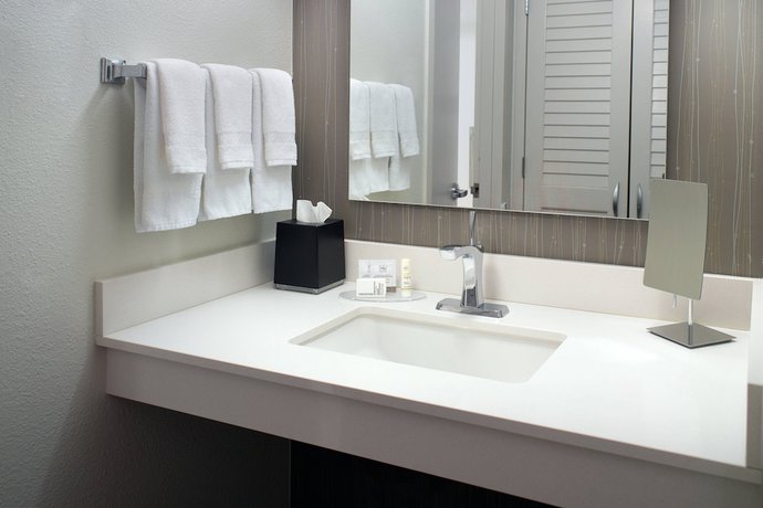 Imagen de la habitación del Hotel Courtyard By Marriott Atlanta Airport South/sullivan Road. Foto 13