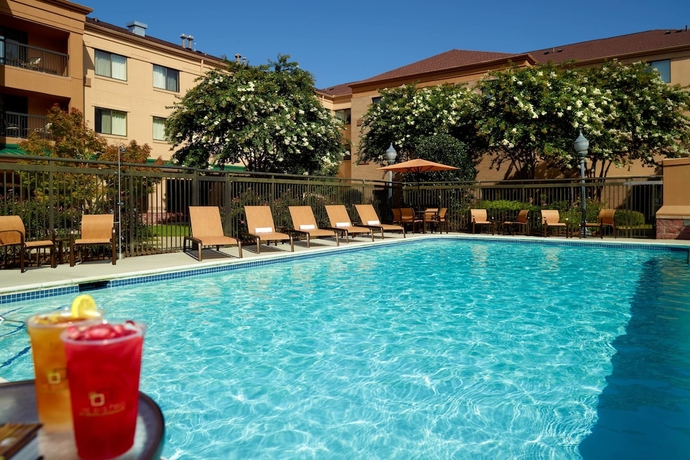Imagen de la piscina del Hotel Courtyard By Marriott Atlanta Alpharetta. Foto 19
