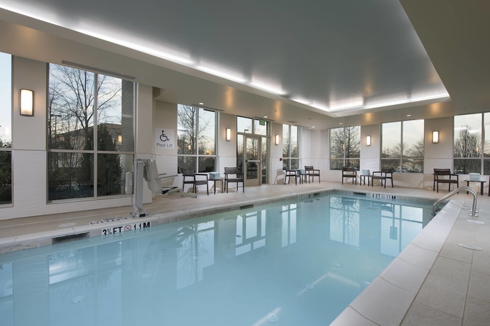 Imagen de la piscina del Hotel Courtyard By Marriott Atlanta Alpharetta/avalon Area. Foto 19