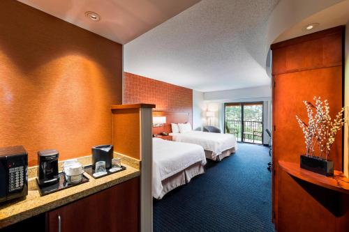 Imagen de la habitación del Hotel Courtyard By Marriott Atlanta Buford Mall Of Georgia. Foto 17