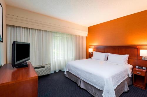 Imagen de la habitación del Hotel Courtyard By Marriott Atlanta Buford Mall Of Georgia. Foto 20