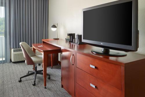 Imagen de la habitación del Hotel Courtyard By Marriott Atlanta Executive Park/emory. Foto 17