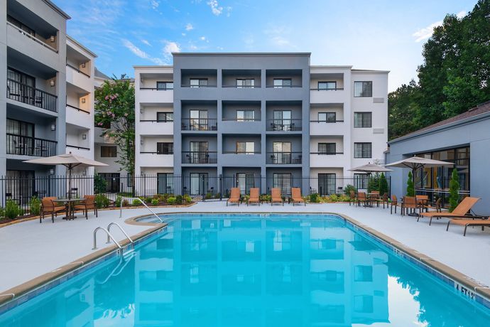 Imagen de la piscina del Hotel Courtyard By Marriott Atlanta Perimeter Center. Foto 19