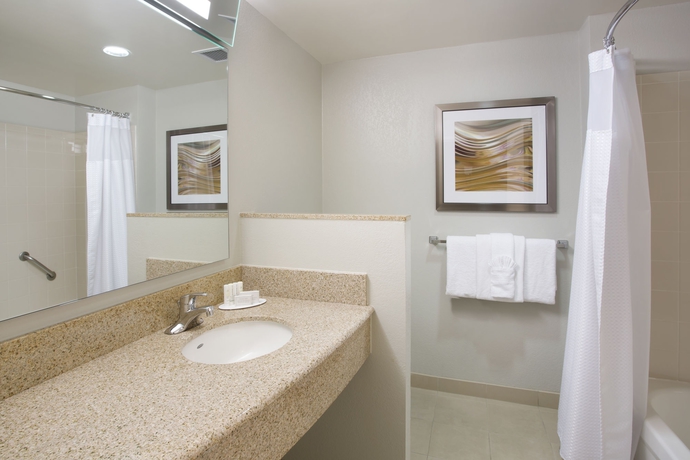 Imagen de la habitación del Hotel Courtyard By Marriott Austin Airport. Foto 5