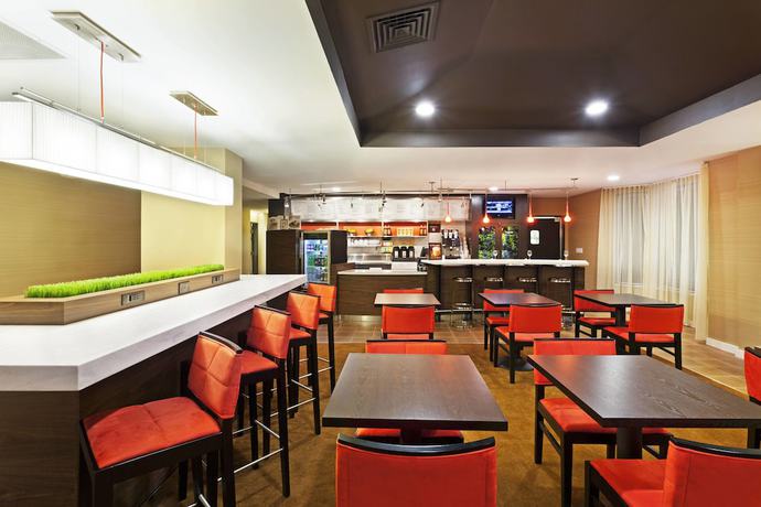Imagen del bar/restaurante del Hotel Courtyard By Marriott Austin The Domain Area. Foto 7