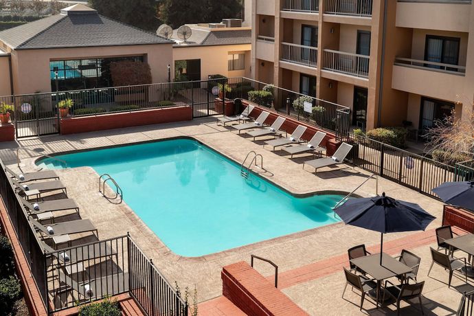 Imagen de la piscina del Hotel Courtyard By Marriott Bakersfield. Foto 20