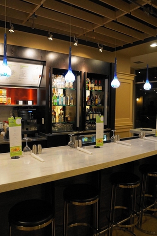 Imagen del bar/restaurante del Hotel Courtyard By Marriott Baldwin Park. Foto 11