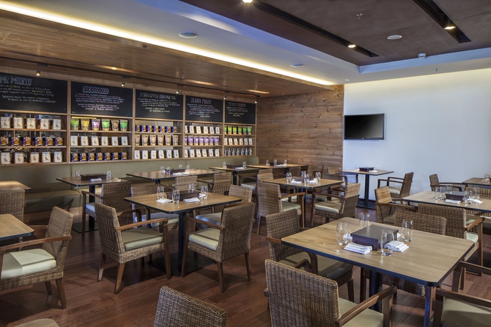 Imagen del bar/restaurante del Hotel Courtyard By Marriott Bali Seminyak Resort - Chse Certified. Foto 3