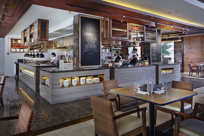 Imagen del bar/restaurante del Hotel Courtyard By Marriott Bali Seminyak Resort - Chse Certified. Foto 6