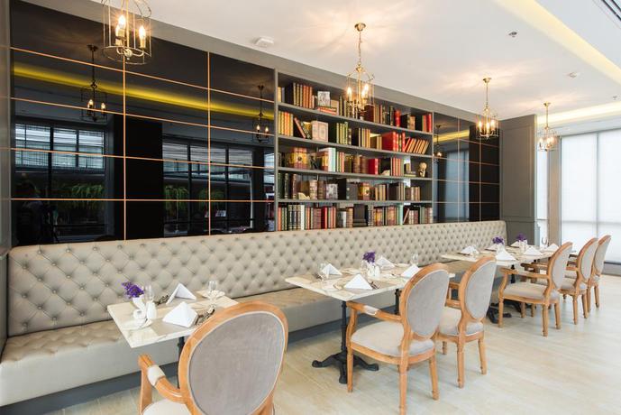 Imagen del bar/restaurante del Hotel Courtyard By Marriott Bangkok Sukhumvit 20. Foto 2