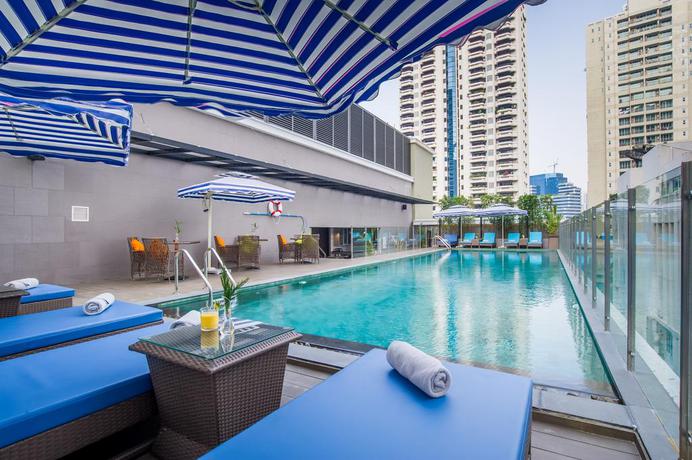 Imagen de la piscina del Hotel Courtyard By Marriott Bangkok Sukhumvit 20. Foto 10