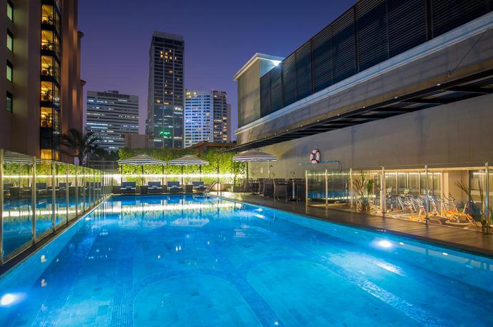 Imagen de la piscina del Hotel Courtyard By Marriott Bangkok Sukhumvit 20. Foto 11