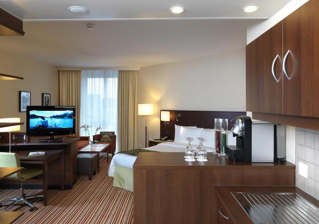 Imagen de la habitación del Hotel Courtyard By Marriott Basel. Foto 7