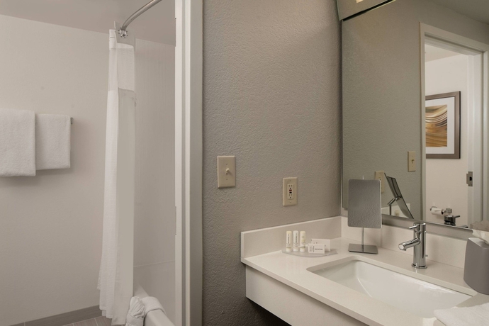 Imagen de la habitación del Hotel Courtyard By Marriott Baton Rouge Siegen Lane. Foto 15