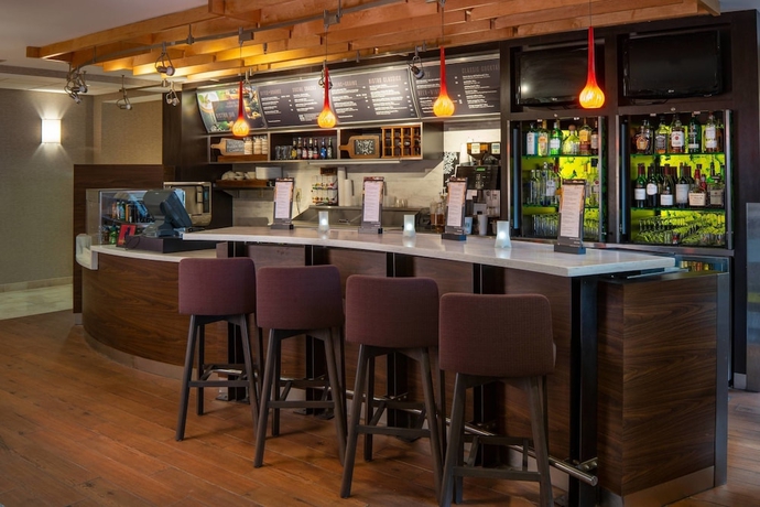 Imagen del bar/restaurante del Hotel Courtyard By Marriott Baton Rouge Siegen Lane. Foto 8