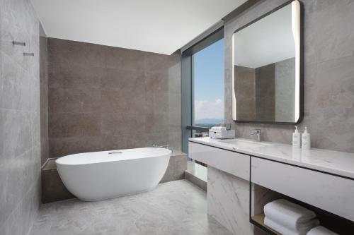 Imagen de la habitación del Hotel Courtyard By Marriott Beijing Changping. Foto 13