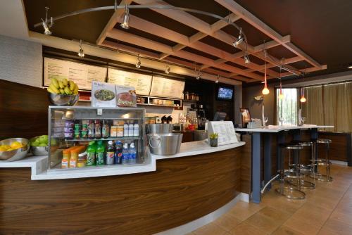 Imagen del bar/restaurante del Hotel Courtyard By Marriott Bentonville. Foto 2