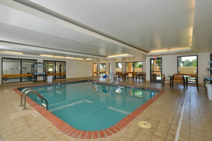 Imagen de la piscina del Hotel Courtyard By Marriott Bentonville. Foto 14