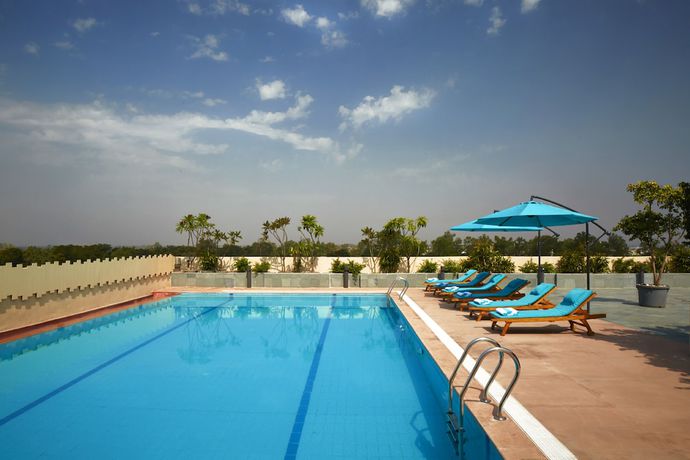 Imagen de la piscina del Hotel Courtyard By Marriott Bilaspur. Foto 13
