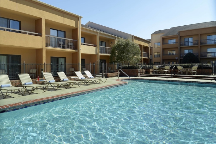 Imagen de la piscina del Hotel Courtyard By Marriott Birmingham Hoover. Foto 19