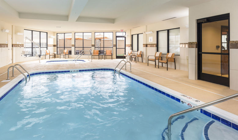 Imagen de los interiores del Hotel Courtyard By Marriott Bismarck North. Foto 12