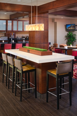 Imagen de los interiores del Hotel Courtyard By Marriott Bloomington By Mall Of America. Foto 10