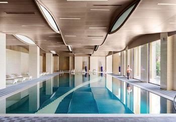 Imagen de la piscina del Hotel Courtyard By Marriott Boluo. Foto 18