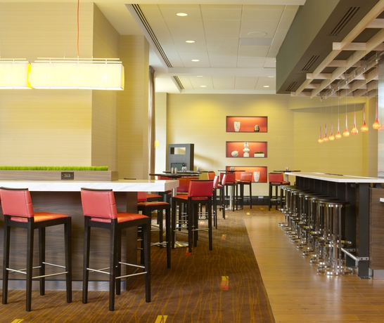 Imagen del bar/restaurante del Hotel Courtyard By Marriott Boston Brookline. Foto 2