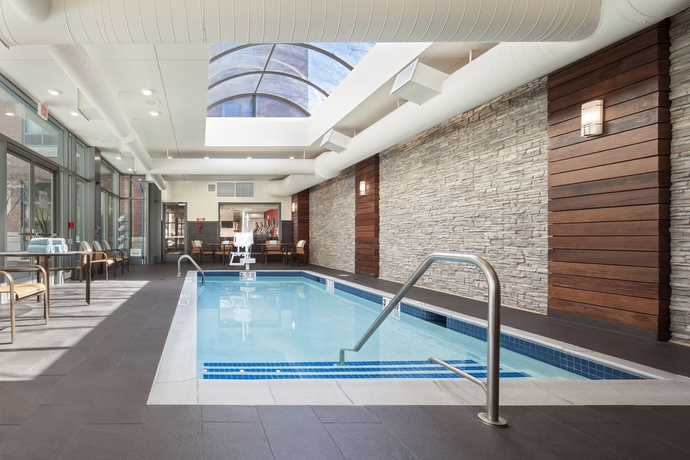 Imagen de la piscina del Hotel Courtyard By Marriott Boston Brookline. Foto 16