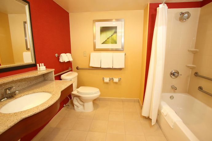 Imagen de la habitación del Hotel Courtyard By Marriott Boston Marlborough. Foto 2
