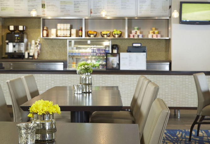 Imagen del bar/restaurante del Hotel Courtyard By Marriott Boston Natick. Foto 3