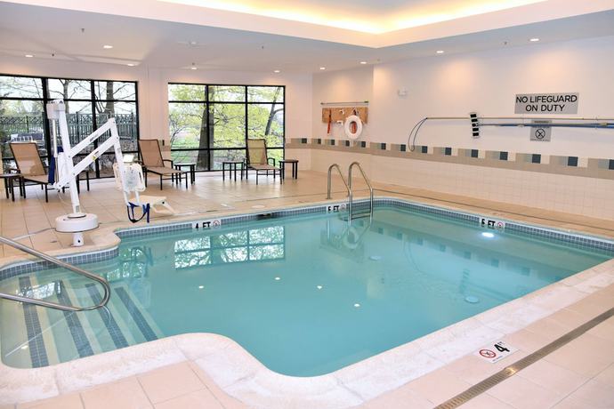 Imagen de la piscina del Hotel Courtyard By Marriott Boston Waltham. Foto 15