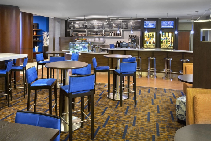 Imagen del bar/restaurante del Hotel Courtyard By Marriott Boston-south Boston. Foto 5