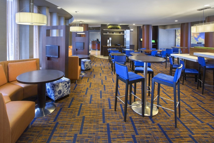 Imagen del bar/restaurante del Hotel Courtyard By Marriott Boston-south Boston. Foto 6