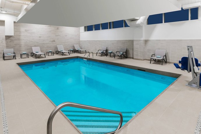 Imagen de la piscina del Hotel Courtyard By Marriott Burlington. Foto 12