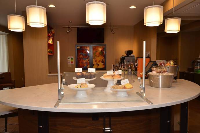 Imagen del bar/restaurante del Hotel Courtyard By Marriott Burlington Williston. Foto 4