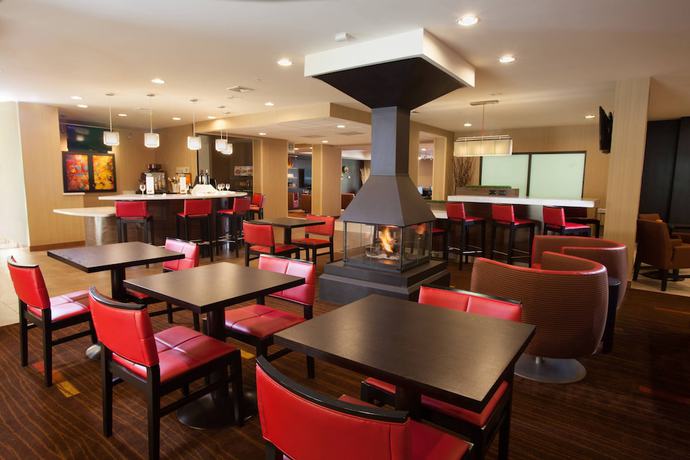 Imagen del bar/restaurante del Hotel Courtyard By Marriott Burlington Williston. Foto 5