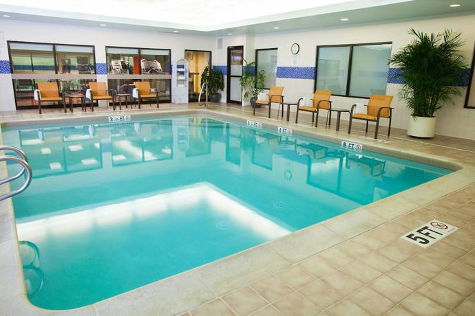 Imagen de la piscina del Hotel Courtyard By Marriott Burlington Williston. Foto 19