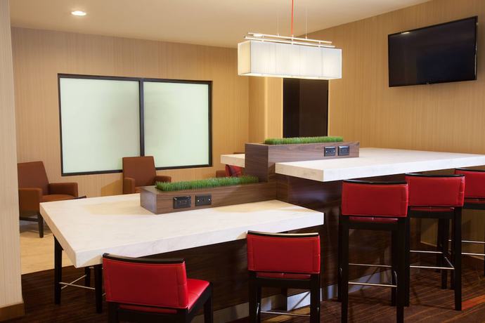 Imagen del bar/restaurante del Hotel Courtyard By Marriott Burlington Williston. Foto 7