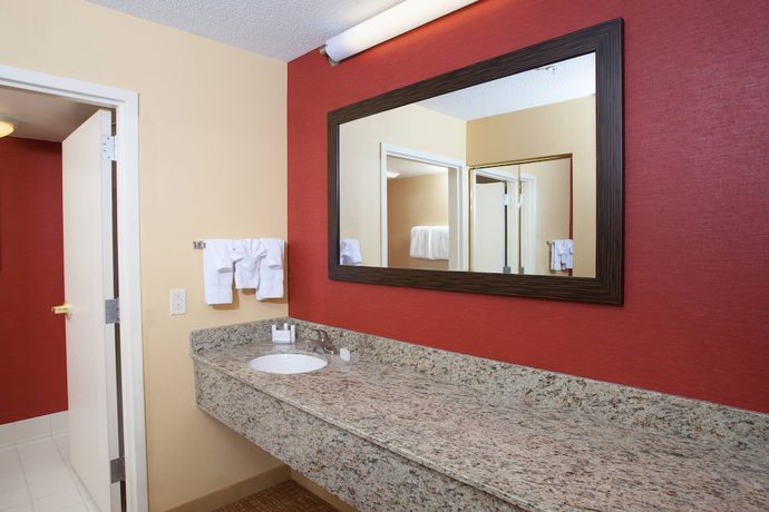 Imagen de la habitación del Hotel Courtyard By Marriott Burlington Williston. Foto 17