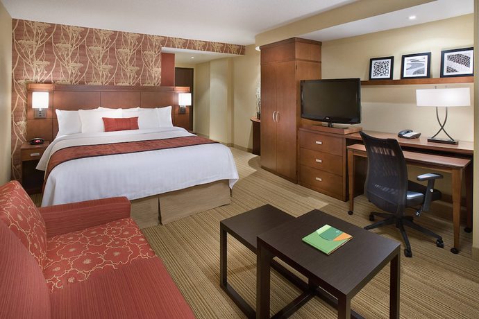 Imagen de la habitación del Hotel Courtyard By Marriott Calgary Airport. Foto 3