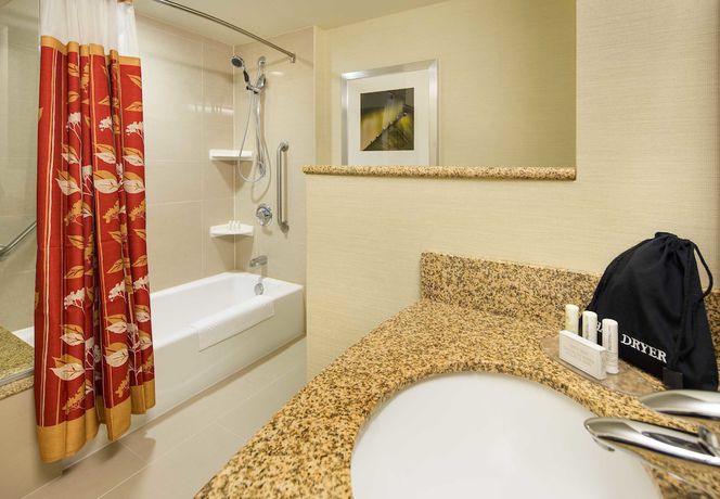 Imagen de la habitación del Hotel Courtyard By Marriott Calgary Airport. Foto 4