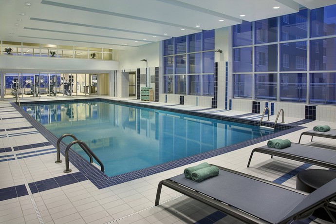 Imagen de la piscina del Hotel Courtyard By Marriott Calgary Airport. Foto 20