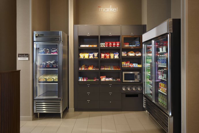 Imagen de los interiores del Hotel Courtyard By Marriott Calgary Airport. Foto 19