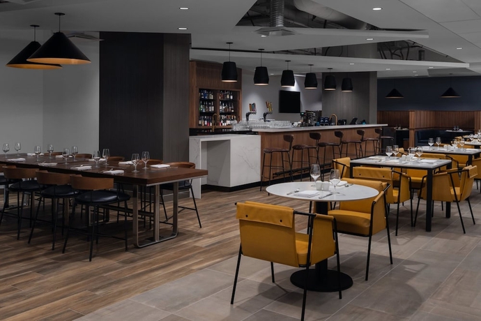 Imagen del bar/restaurante del Hotel Courtyard By Marriott Calgary Downtown. Foto 5