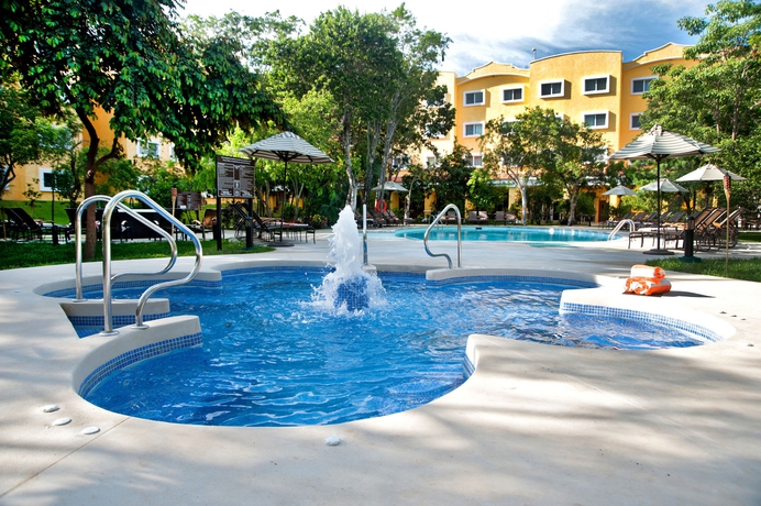 Imagen de la piscina del Hotel Courtyard By Marriott Cancun Airport. Foto 15