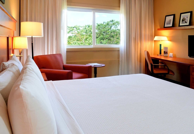 Imagen de la habitación del Hotel Courtyard By Marriott Cancun Airport. Foto 5