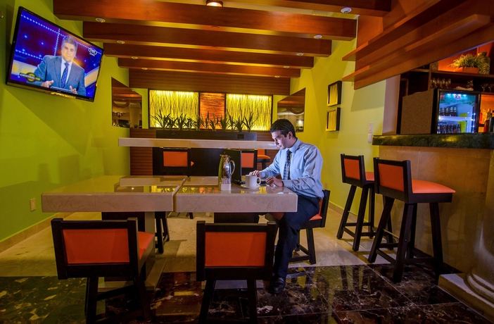 Imagen del bar/restaurante del Hotel Courtyard By Marriott Cancun Airport. Foto 2