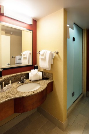 Imagen de la habitación del Hotel Courtyard By Marriott Canton. Foto 6