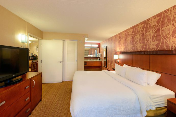 Imagen de la habitación del Hotel Courtyard By Marriott Canton. Foto 7